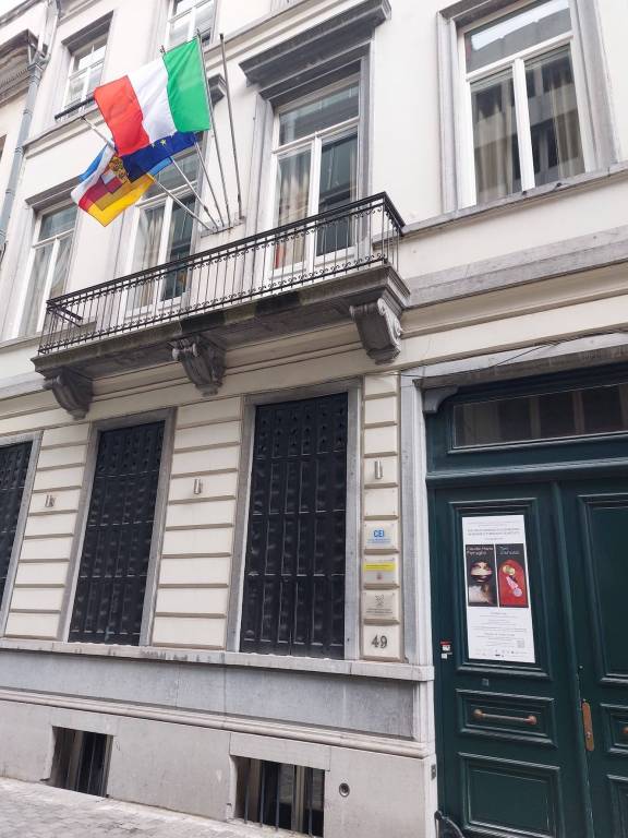 La facciata della sede espositiva in rue du Commerce