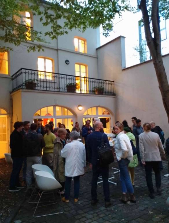 Vin dhonneur con i vini di Zidarich nel giardino davanti allOrangerie