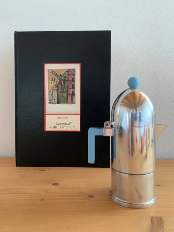 Aldo Rossi - Il libro La Conica e altre caffettiere e la caffettiera per Alessi in alluminio lucido, 1988